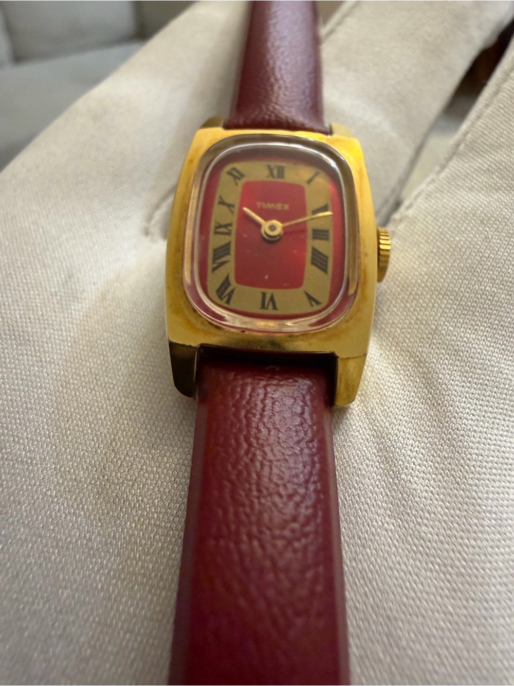 Vintage Timex Ladies Manual Wind Watch - Gold Tone Case - Red Dial 19mm x 30mm - Picture 2 of 13